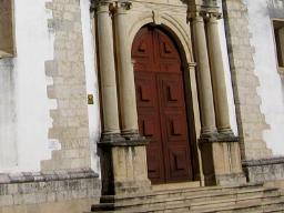 O alvo afixado na entrada da igreja