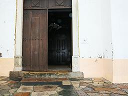 O Alvo afixado na entrada da igreja