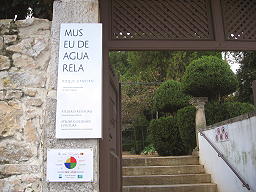 O alvo na entrada do museu