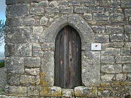 O alvo HERITY á entrada do castelo